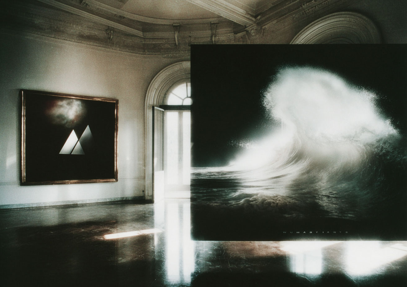 Exode créatif Adobe – Vague alternative Grande toile de vague exposée en galerie, symbole du nouveau souffle logiciel hors Adobe.