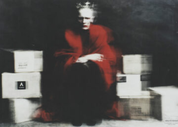 Figure floue d’un roi en rouge, entouré de cartons Adobe, satire visuelle