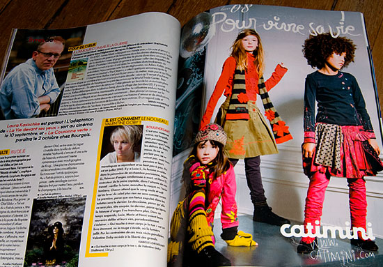 Annonce presse Catimini – Mode enfant hiver Publicité Catimini collection hiver dans un magazine, groupe d’enfants en mode colorée.