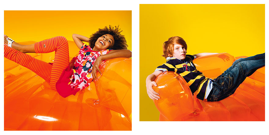 Deux enfants allongés sur des gonflables de couleur orange, photomontage mode enfant printemps-été.