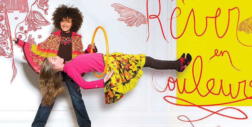 Catimini hiver – Rêver en couleurs Deux enfants Catimini dans une mise en scène colorée, slogan Rêver en couleurs.