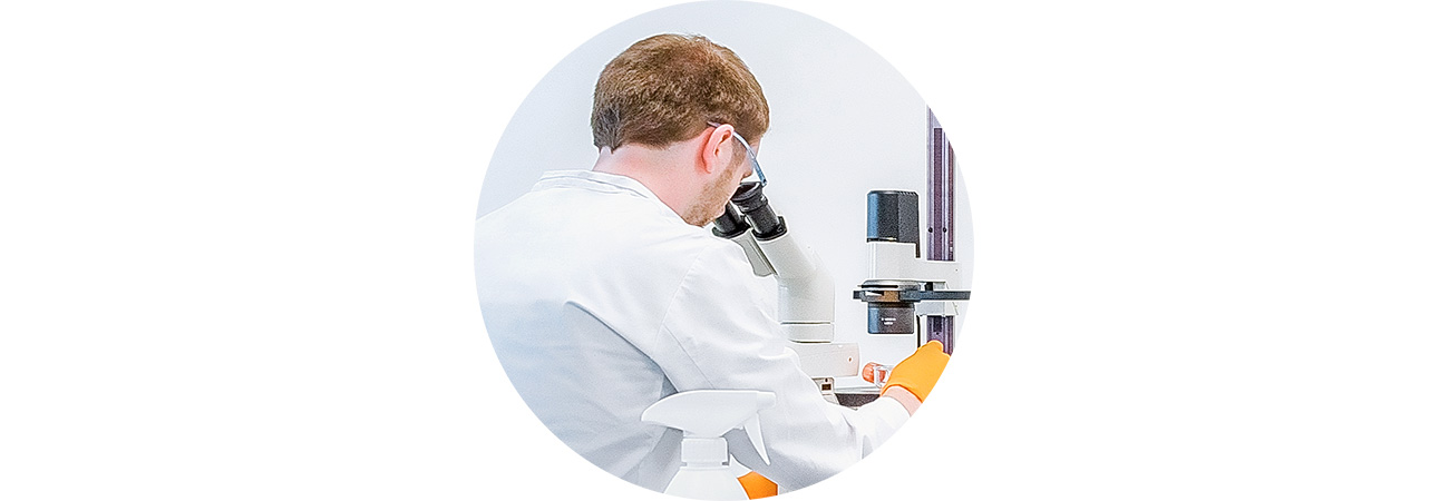 Détail fresque MaSTherCell – Recherche scientifique au microscope Détail de la fresque réalisée par le Studio Laudator pour MaSTherCell Belgium, représentant un scientifique observant au microscope dans le cadre de la recherche en thérapie cellulaire