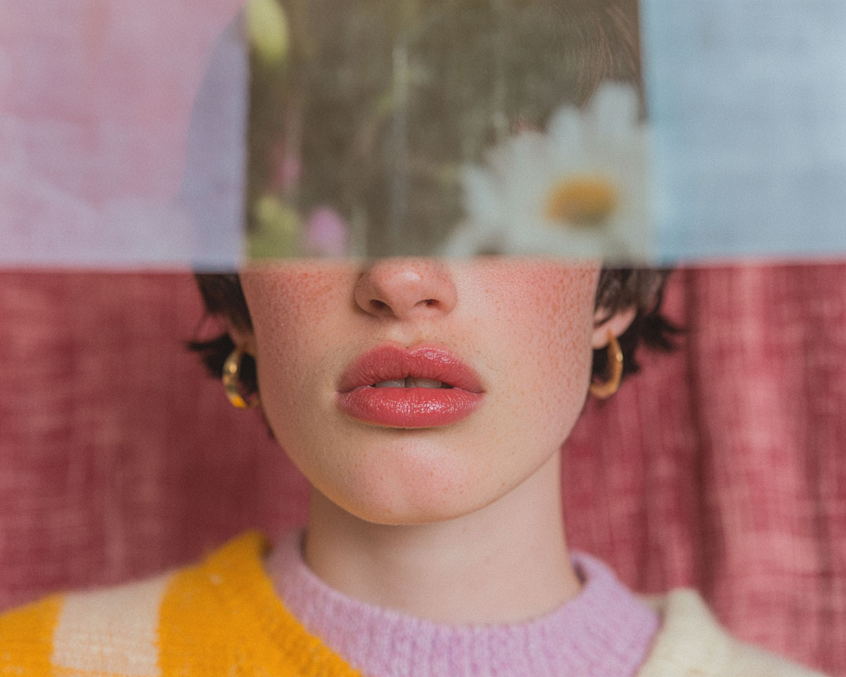 L’image commence à penser pour nous Portrait fragmenté avec fleur et reflet, ambiance douce.