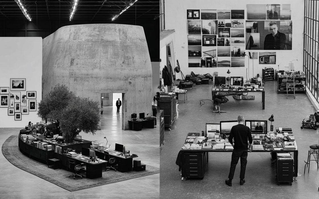 Plan large (Wide Shot) montrant un espace de travail monumental en béton et une vue d'ensemble d'un studio de création.