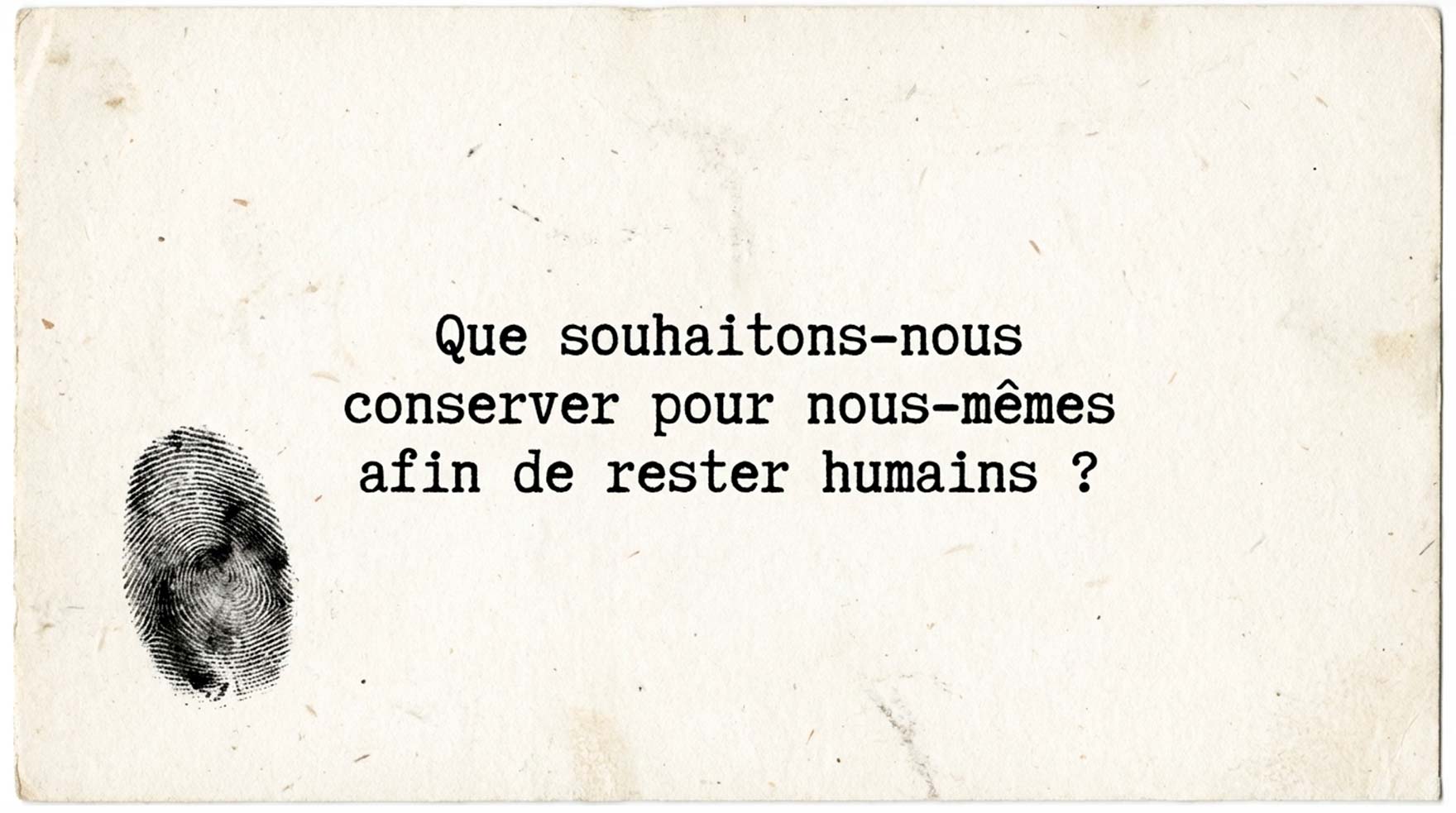 Empreinte digitale sur papier ancien avec une question philosophique sur l'humain.