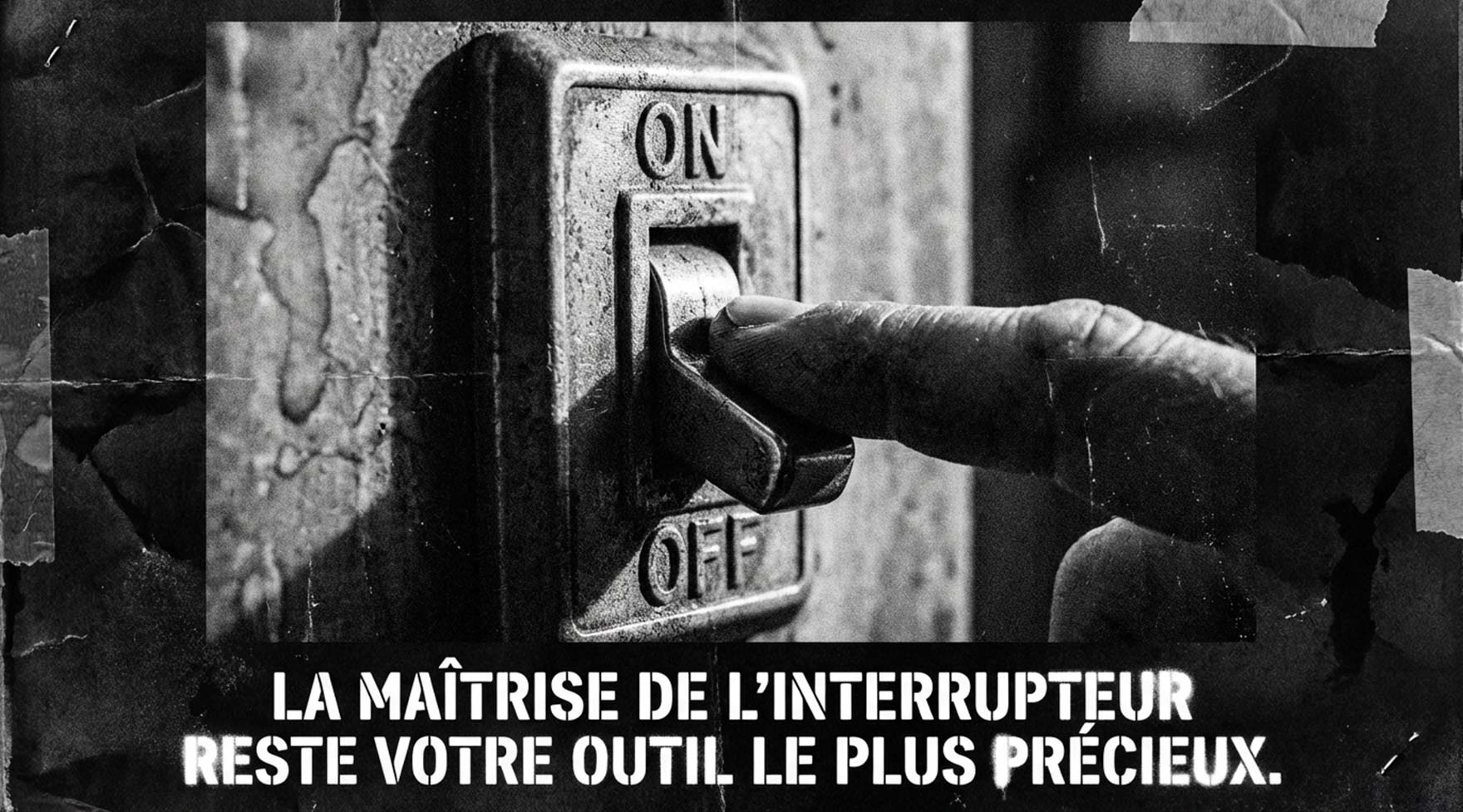 Main actionnant un interrupteur industriel ancien marqué ON et OFF.