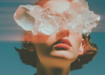 Portrait conceptuel d'un visage dont le regard est totalement obstrué par des cristaux translucides, symbolisant l'aveuglement de l'industrie tech face au mirage de l'AGI d'ici 2030.